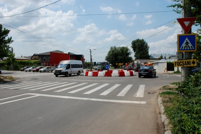 Giratoriul amenajat la intersecţia străzii Comuna din Paris cu Şos. Focşani nu a costat aproape nimic  FOTO Florentin Coman