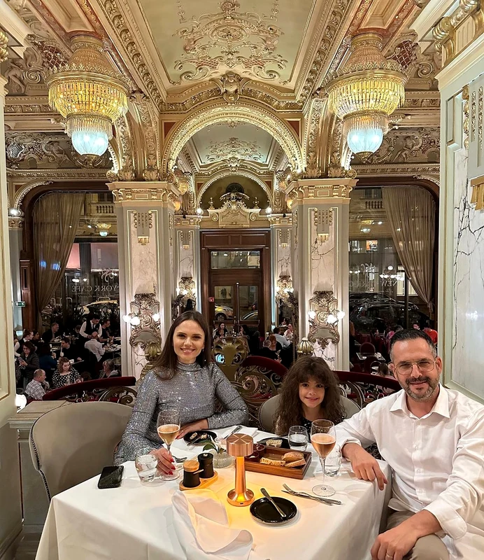 Ea și familia ei fiind plecați din țară, în Austria, la Viena, și în Ungaria, la Budapesta
