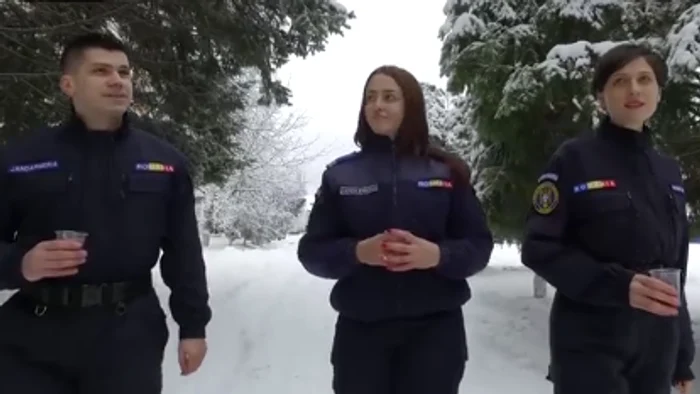 
    Trei jandarmi au sărbătorit prin cântec ziua de naștere a lui Mihai Eminescufoto: captură YouTube  