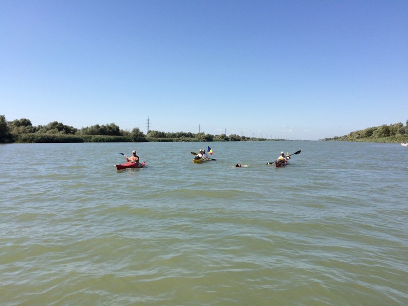 Accident naval grav în Delta Dunării. O ambarcațiune cu 14 turiști s-a răsturnat: Patru persoane, între care un copil, au murit
