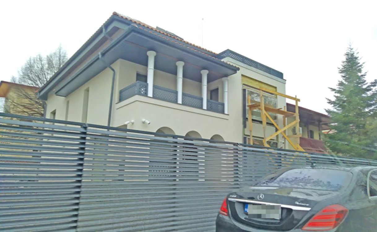 De exterior, ele arată ca nişte adevărate fortăreţe, fiind înconjurate de camere de luat vederi şi de garduri mari. FOTO Click.ro