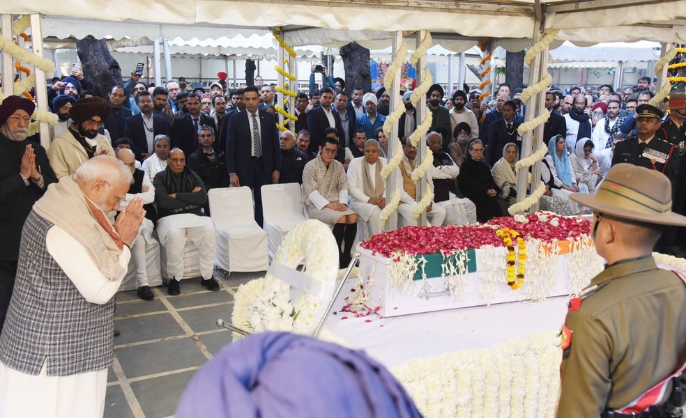 Manmohan Singh, fostul premier al Indiei, a fost incinerat la New Delhi 
