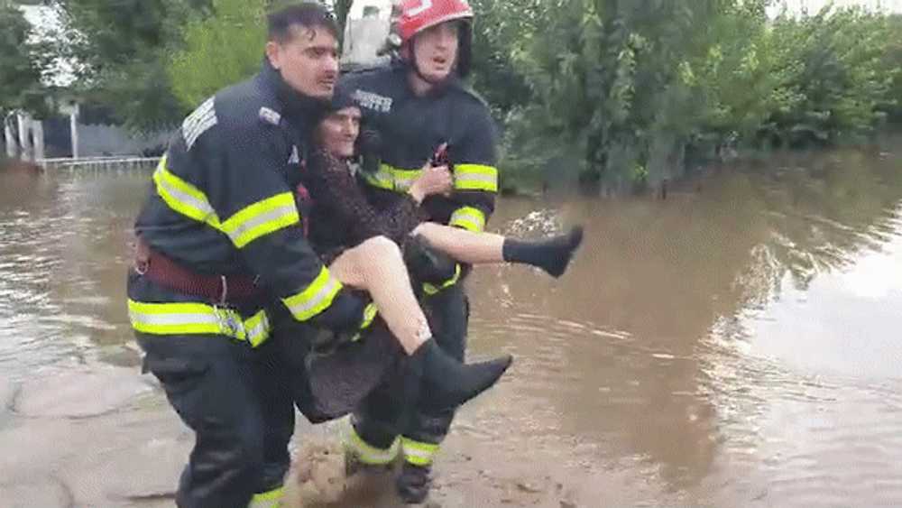 Ciclonul Boris a lovit România: cinci persoane au murit. Un elicopter Black Hawk, trimis la Galați