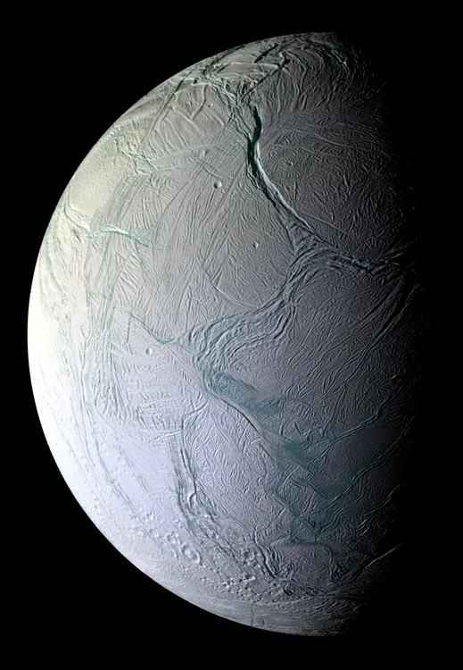 Enceladus fotografiat de sonda Cassini pe 9 octombrie 2008 