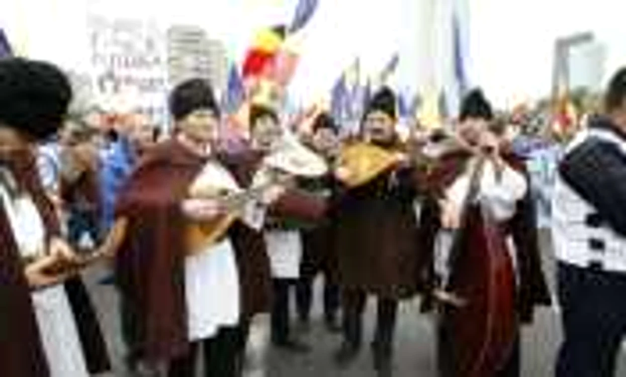 Tudor Ungureanu, poreclit Tudor Cobzarul (al doilea din dreapta)