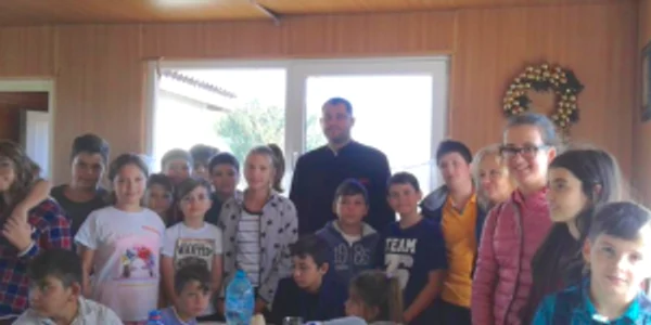 Preotul Viorel Dădârlad din Amzacea la cantina socială cu profesoara Victoria Stan Sursa Facebook Arhiepiscopia Tomisului
