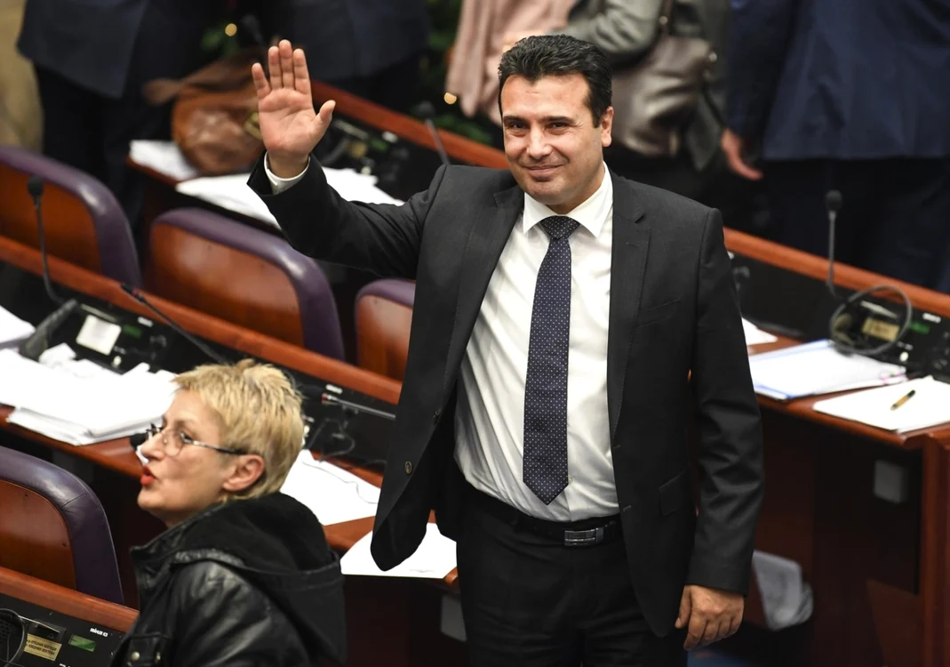 Premierul macedonean Zoran Zaev salută jurnaliştii după votul prin care Parlamentul a adoptat un amendament la constituţia ţării, prin care numele oficial al statului devine Macedonia de Nord                 Foto EPA EFE