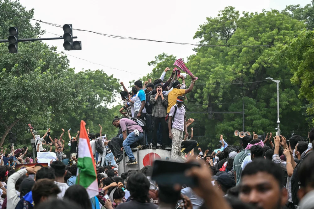 „Gândacii au învins”. Ministrul Educației din India a demisionat după protestele uriașe, iar Guvernul a acceptat principalele revendicări