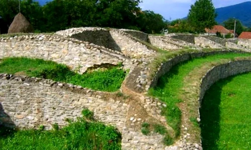 Zidul porţii cetăţii Sarmizegetusa Regia, afectat de lucrări efectuate cu buldozerul jpeg