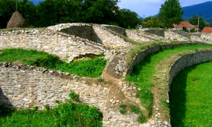 Zidul porţii cetăţii Sarmizegetusa Regia, afectat de lucrări efectuate cu buldozerul jpeg