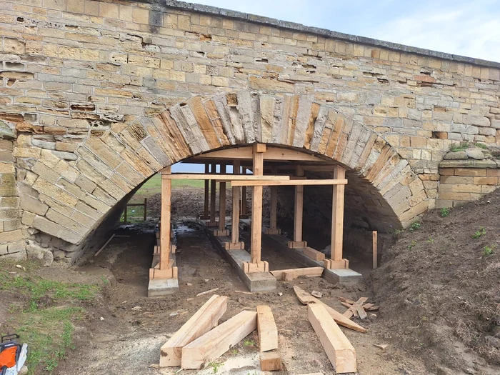 Montarea unor scânduri și piloni de lemn a costat aproape 100.000 euro. FOTO: Vremea Nouă