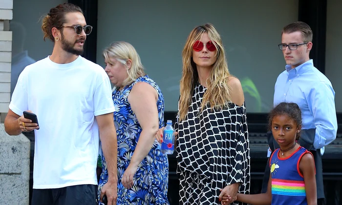 Heidi Klum est allée chercher sa fille Lou avec son compagnon Tom Kaulitz et sa mère Erna Klum à l'arrêt de bus de son camp de vacances à New York jpeg
