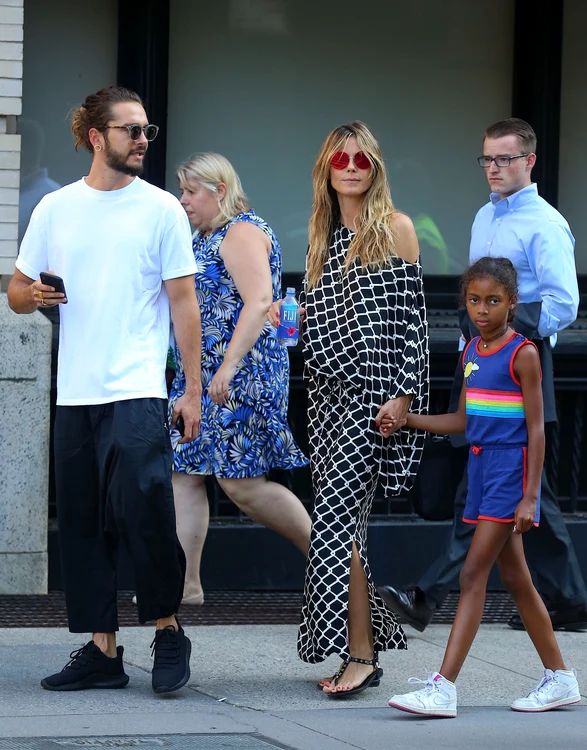 Heidi Klum est allée chercher sa fille Lou avec son compagnon Tom Kaulitz et sa mère Erna Klum à l'arrêt de bus de son camp de vacances à New York jpeg