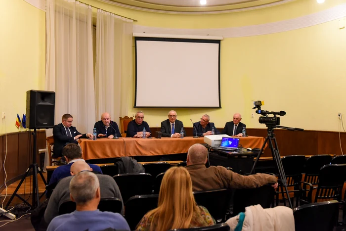 Mai mulți revoluționari clujeni au venit la „masa rotundă” cu șefii din Miliție. FOTO: R.F.