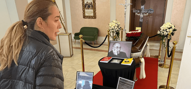 Primele imagini cu fiica, Nidia, la priveghiul tatălui ei. Alexandra Velniciuc, nelipsită de lângă sicriul lui Horia Moculescu! Ce mesaj a transmis Mariana?