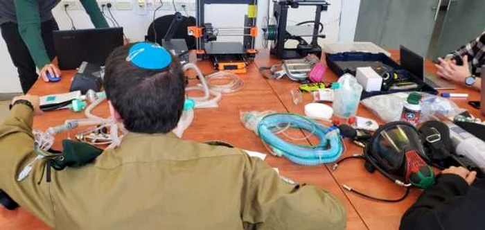 Militar israelian implicat în conversia unui dispozitiv comercial destinat tratării sindromului de apnee în somn în ventilator