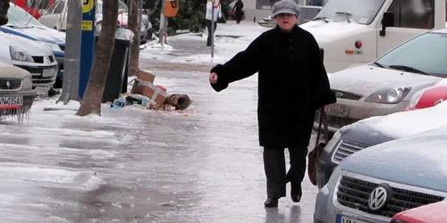 Oamenii au făcut cu greu faţă gheţuşului de pe jos