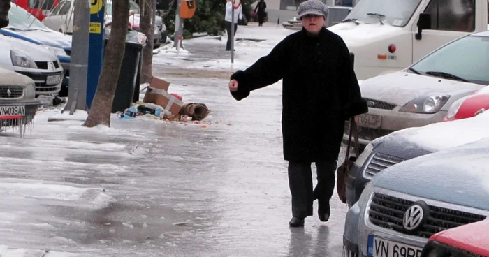 Oamenii au făcut cu greu faţă gheţuşului de pe jos