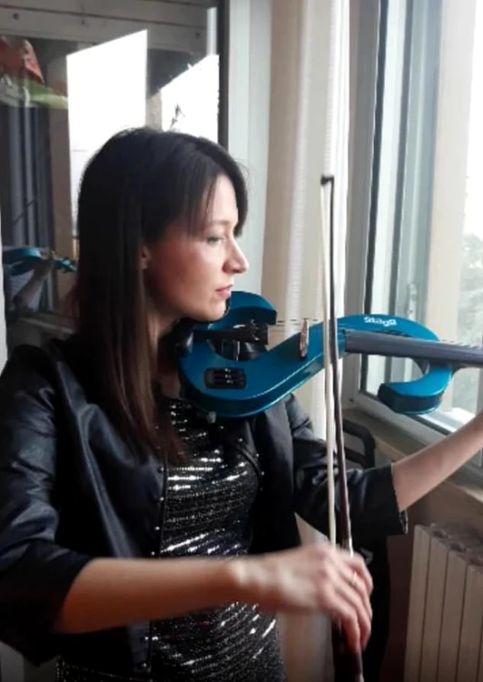 Cei doi s-au cunoscut în timpul concertului la vioară ţinut din balcon de Lisa, sora Paolei