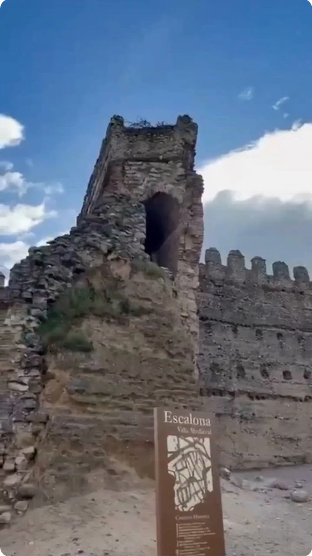 Momentul dramatic în care un turn medieval al Castelului Escalona s-a prăbușit în fața turiștilor: cinci mașini parcate în apropiere au fost grav avariate