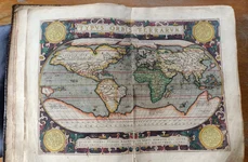 Theatrum Orbis Terrarum (Imaginea globului pământesc), primul atlas geografic modern, realizat de cartograful flamand Abraham Ortelius (© Biblioteca Batthyaneum)