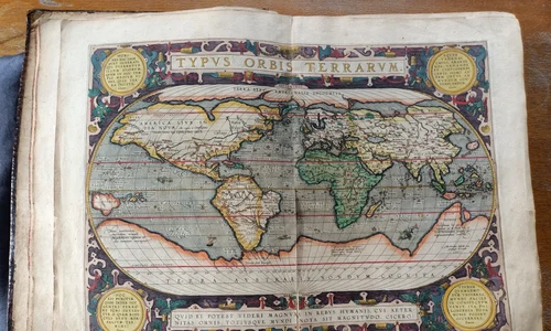Theatrum Orbis Terrarum (Imaginea globului pământesc), primul atlas geografic modern, realizat de cartograful flamand Abraham Ortelius (© Biblioteca Batthyaneum)