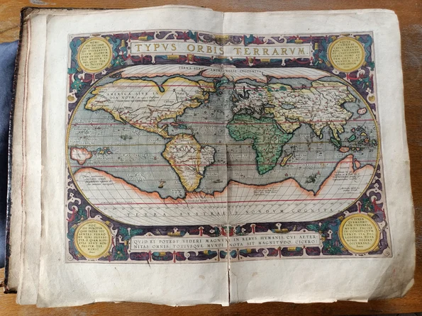 Theatrum Orbis Terrarum (Imaginea globului pământesc), primul atlas geografic modern, realizat de cartograful flamand Abraham Ortelius (© Biblioteca Batthyaneum)