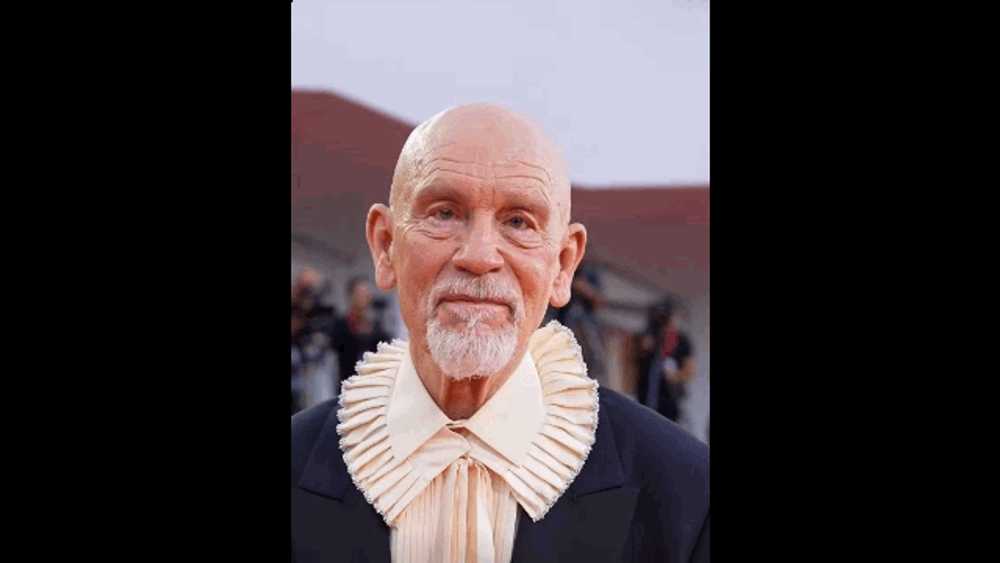 John Malkovich, apariție spectaculoasă la Festivalul de Film de la Veneția. Actorul a impresionat într-o ținută Dior cu guler amplu