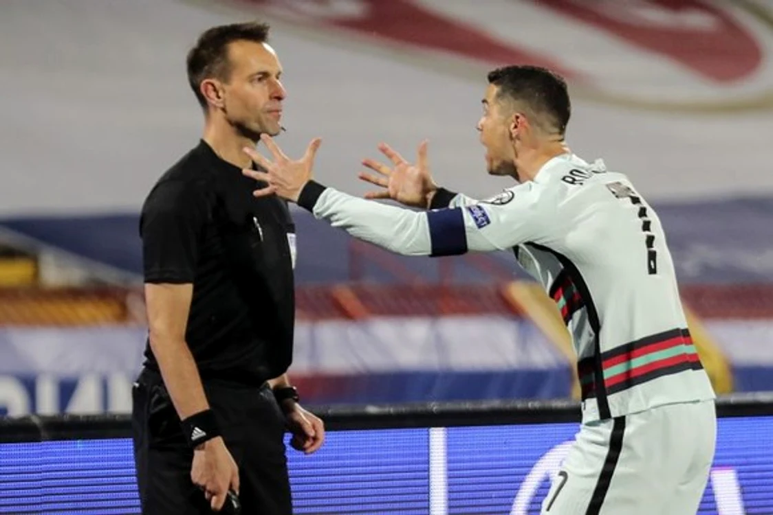 
    Cristiano Ronaldo i-a cereut socoteală arbitrului asistent care nu a validat golulFOTO: EPA  