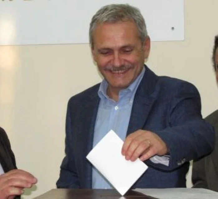 Liviu Dragnea a votat în Turnu Măgurele alături de candidatul USL pentru funcţia de prerşedinte al CJ Teleorman foto: Claudiu Dumitrache