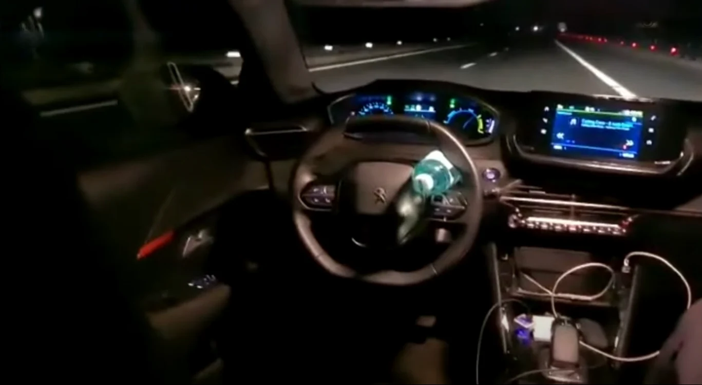 Un şofer a înregistrat propriul accident, după ce a blocat volanul cu o sticlă şi s-a asezat pe bancheta din spate. Foto Captură Video