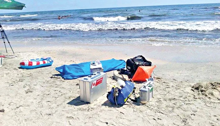 Bucureşteanul de 35 de ani intrase în mare să o plimbe pe micuţă cu o barcă pneumatică