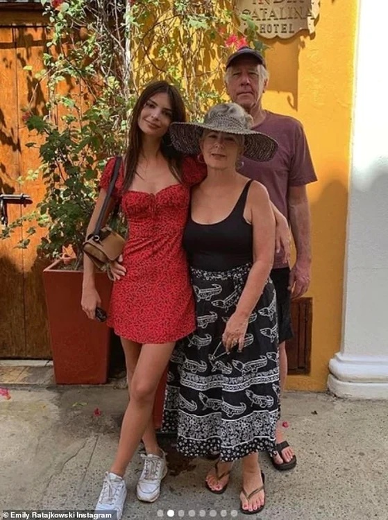 Emily e în vacanţă cu soţul şi părinţii ei