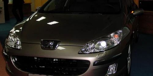 A spart geamul unui Peugeot 407