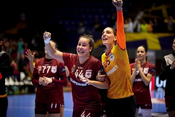 Jucătoarele Rapidului au celebrat încă o victorie importantă.