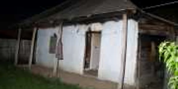 Casa din Ştefăneşti  in care a fost gasita fara viata, cu leziuni la cap, femeia de 77 ani