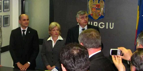 Huiduielile angajaţilor CJ s-au auzit până în sala de şedinţe a Prefecturii