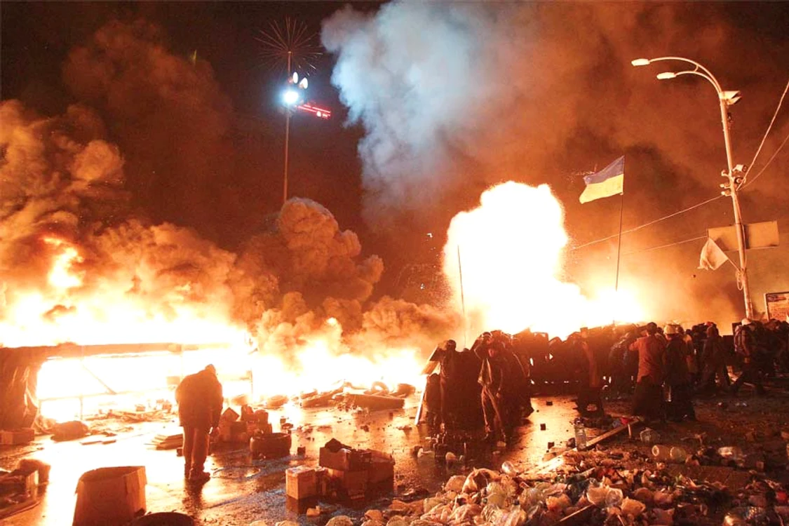 
    Peste 100 de oameni au fost ucişi ieri (Fotografii: Afp/Reuters)  
