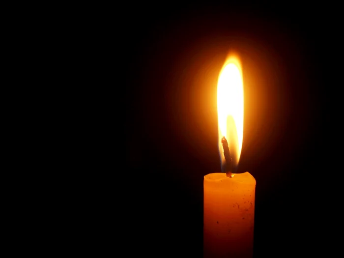 
    Copila a alunecat în apă după ce a călcat pe mătasea broașteiSursa foto: Pixabay  