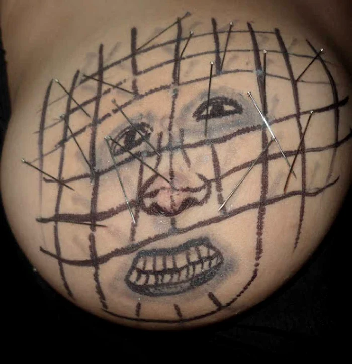 Sânii pictaţi au devenit un fenomen pe internet