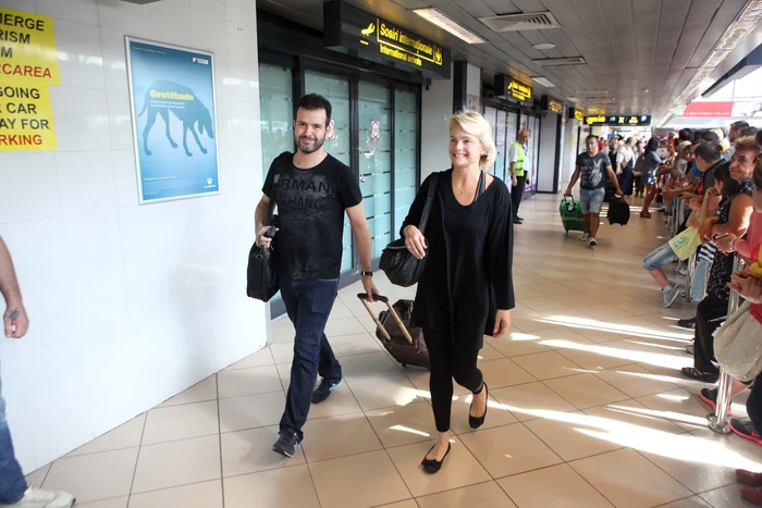 Erika Eleniak a întârziat o oră din cauza problemelor din aeroport, dar nu şi-a pierdut zâmbetul