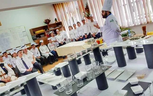 Elevii au învăţat cum să facă un bufetsofisticat folosind produse tradiţionale