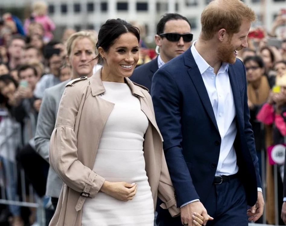 
    Meghan Markle a fost surprinsă atingându-şi burta în timpul unei apariţii împreună cu prinţul HarryFoto: GuliverGetty Images  