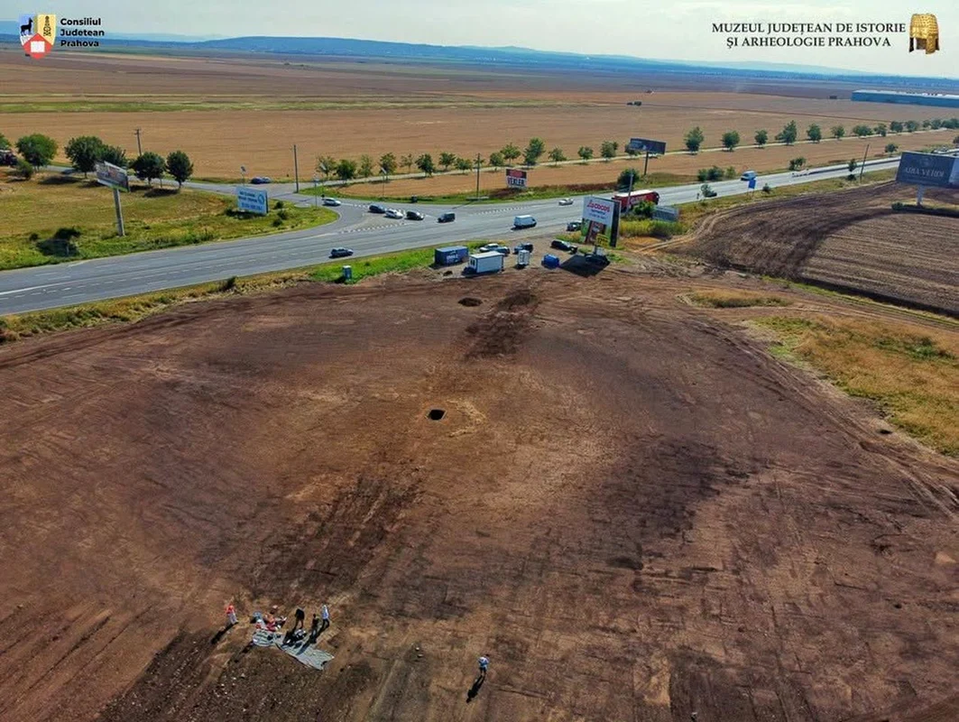 Cercetări arheologice la tumulii din Băicoi (© Muzeul Județean de Istorie și Arheologie Prahova)