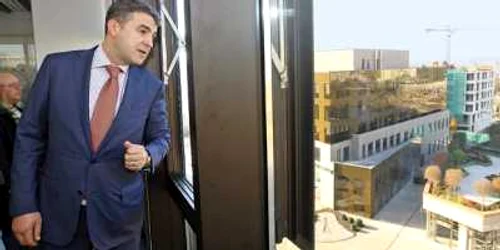 Iulian Dascălu privind spre locul unde sora lui va construi un Spa din bani europeni