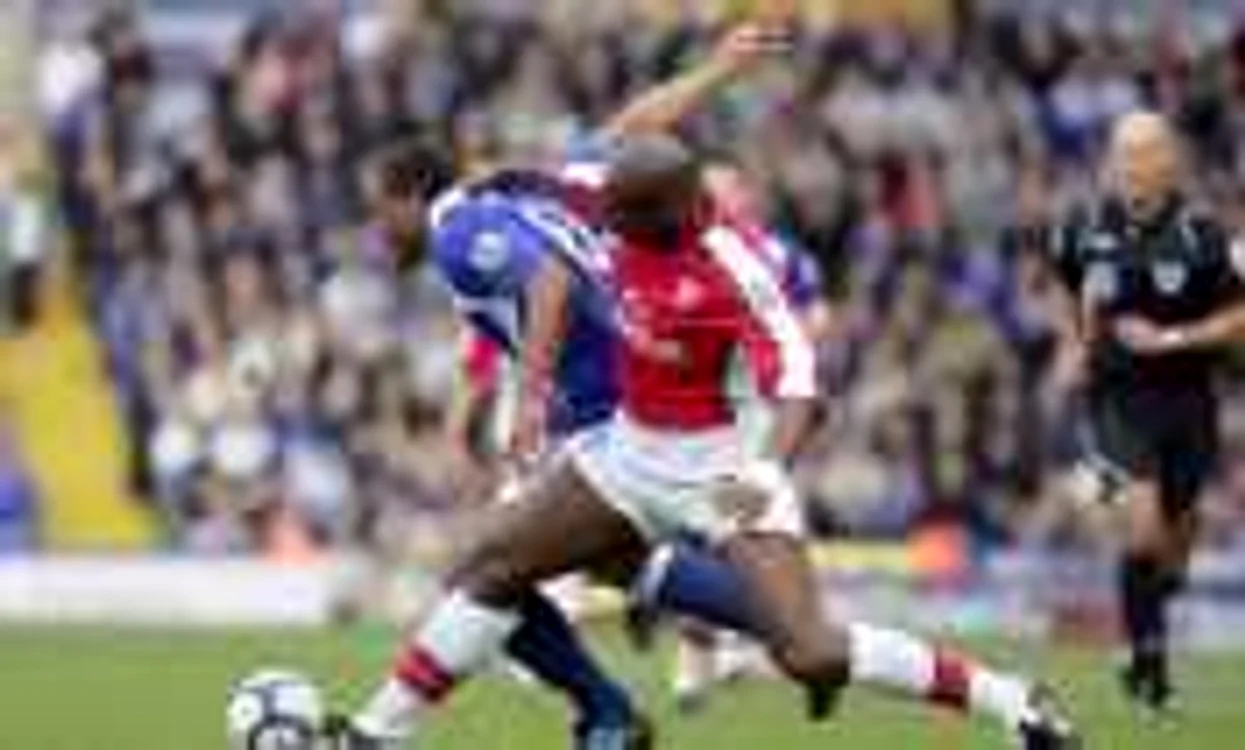 Sol Campbell (în alb-roşu), în meciul cu Birmingham City