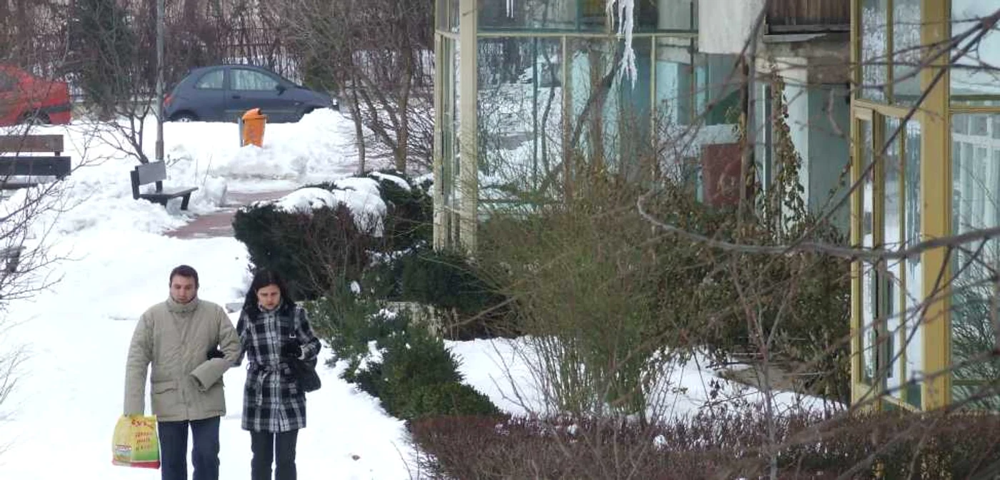 Pietrenii ocolesc blocurile cu terasa plină de zăpadă sau ţurţuri
