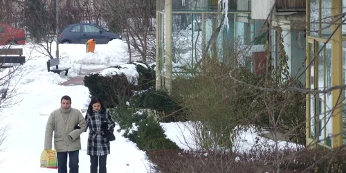 Pietrenii ocolesc blocurile cu terasa plină de zăpadă sau ţurţuri