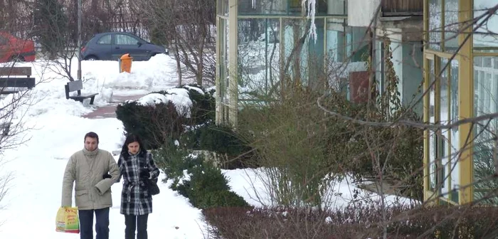 Pietrenii ocolesc blocurile cu terasa plină de zăpadă sau ţurţuri