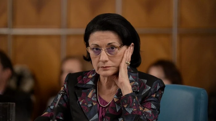 
    Ecaterina Andronescu pune rezultatele catastrofale de la examenul de capacitate, pe seama carențelor școlare din ciclul primar  